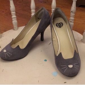 Gray Sophisticated Kitty heels by T.U.K.